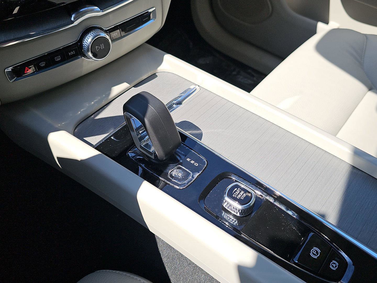 Used 2025 Volvo XC60 T8 Plus w/ Protection Package Premier image 11