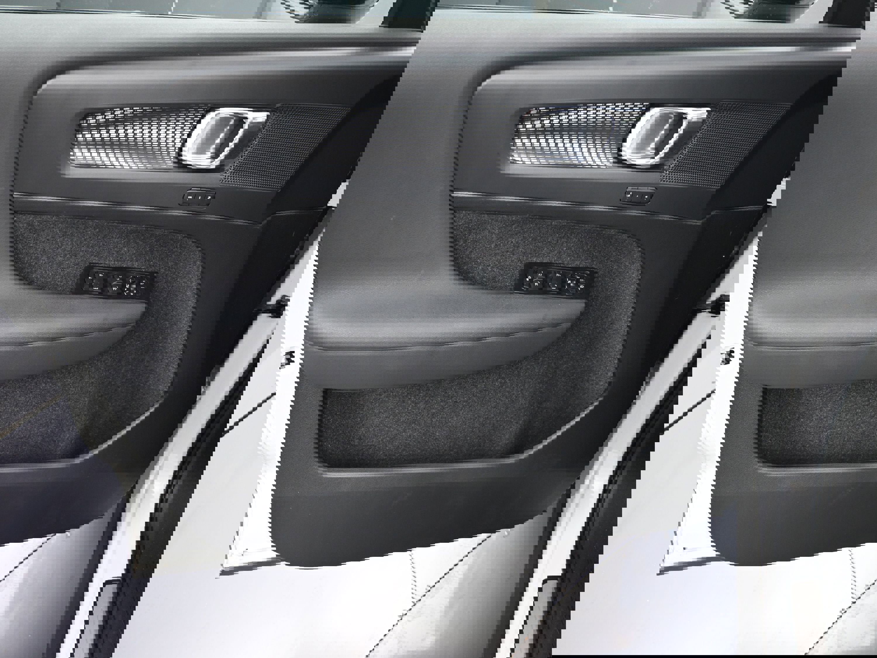 Used 2022 Volvo XC40 T5 R-Design image 21