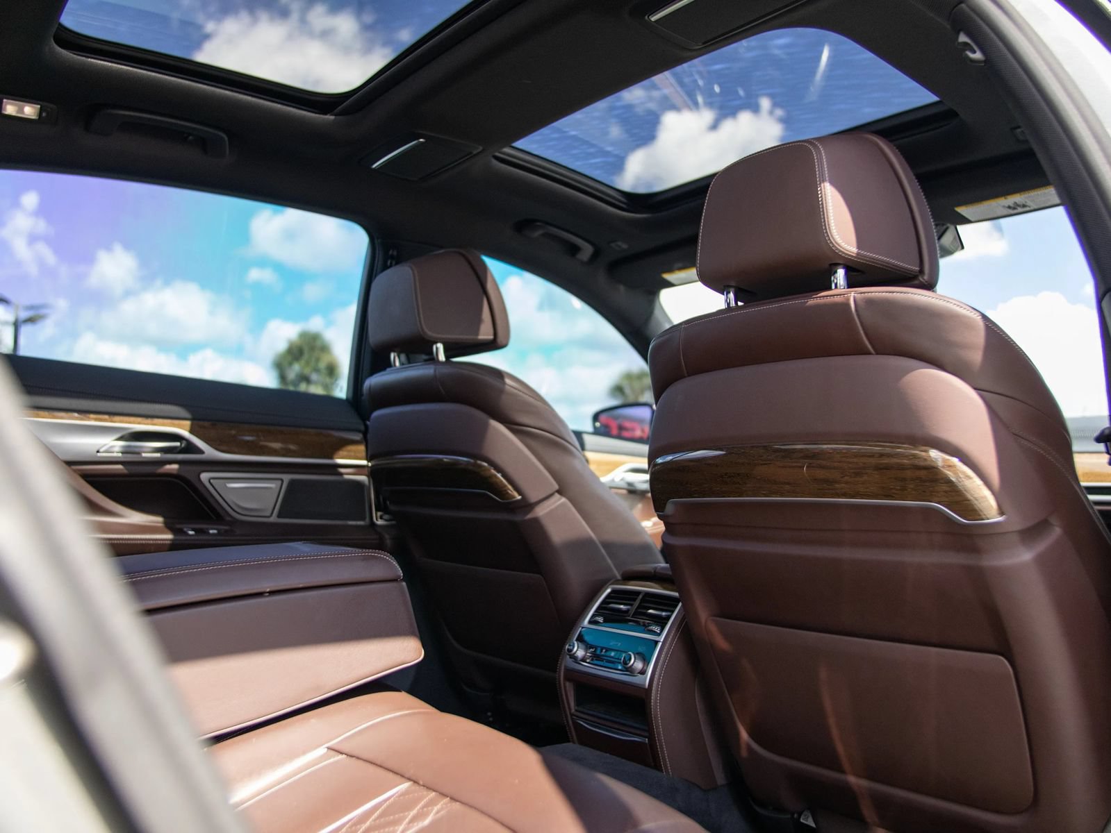 Used 2019 BMW 750i w/ M Sport Package RWD image 30