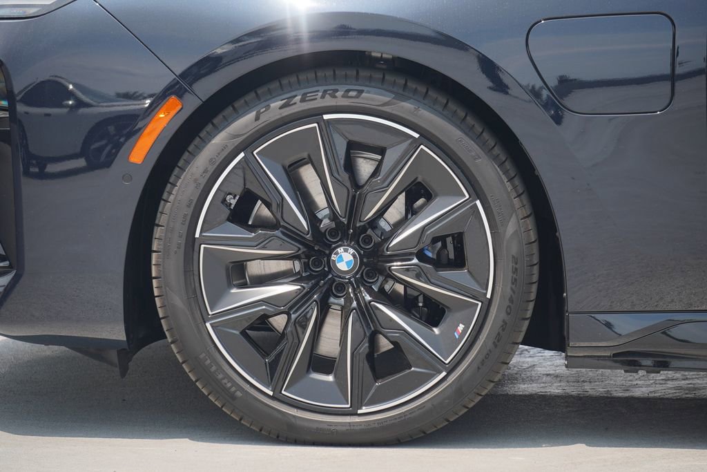 Used 2025 BMW 750e xDrive AWD/4WD image 5