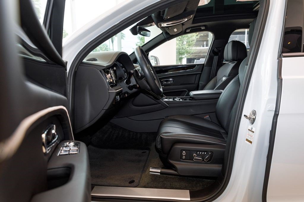 Used 2023 Bentley Bentayga AWD/4WD image 30