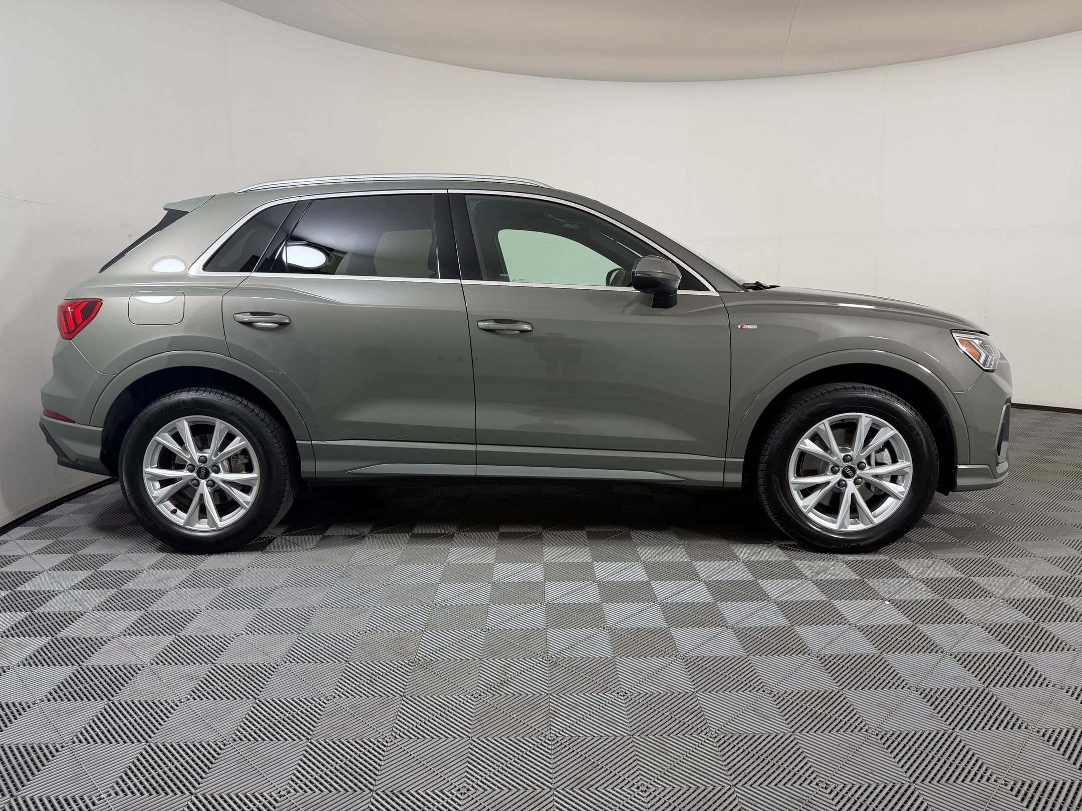 Certified 2025 Audi Q3 2.0T Premium w/ Convenience Package AWD/4WD image 8