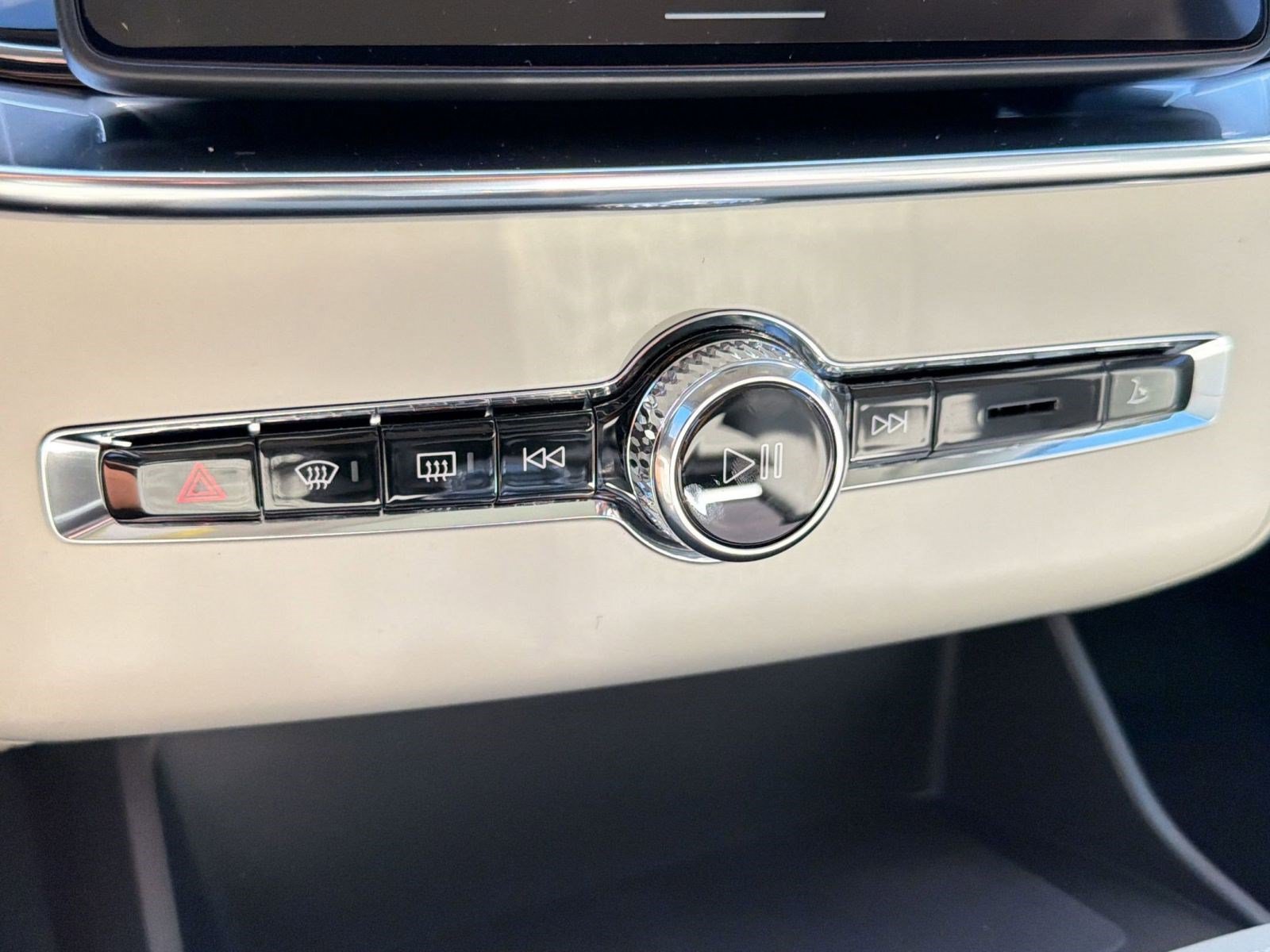 New 2026 Volvo XC90 B6 Ultra w/ Protection Package image 19