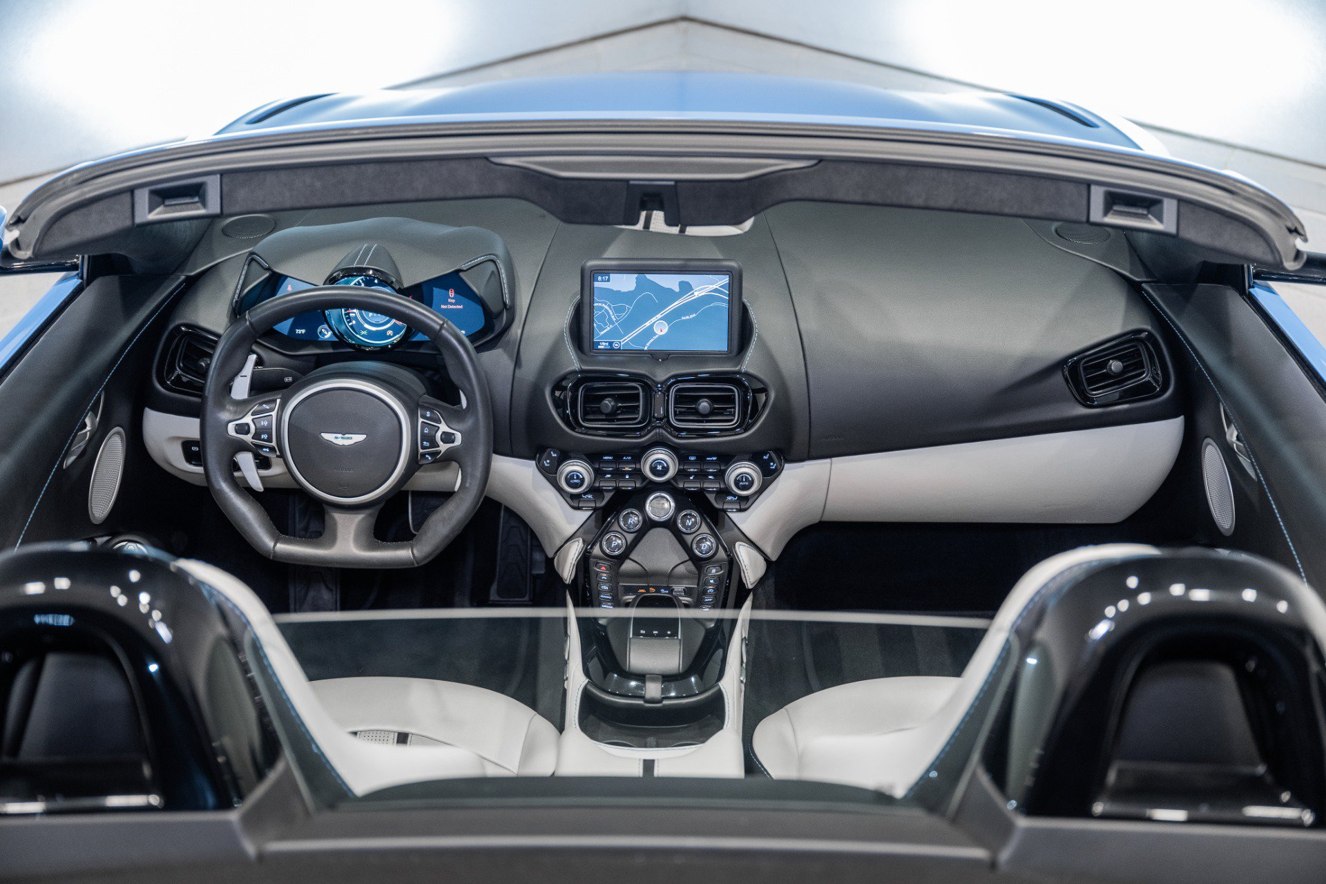 Used 2021 Aston Martin V8 Vantage Roadster RWD image 17