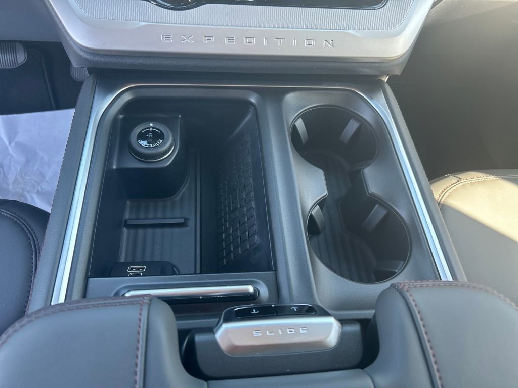New 2025 Ford Expedition Active image 16