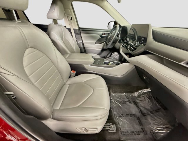 Used 2023 Toyota Highlander XLE FWD image 29