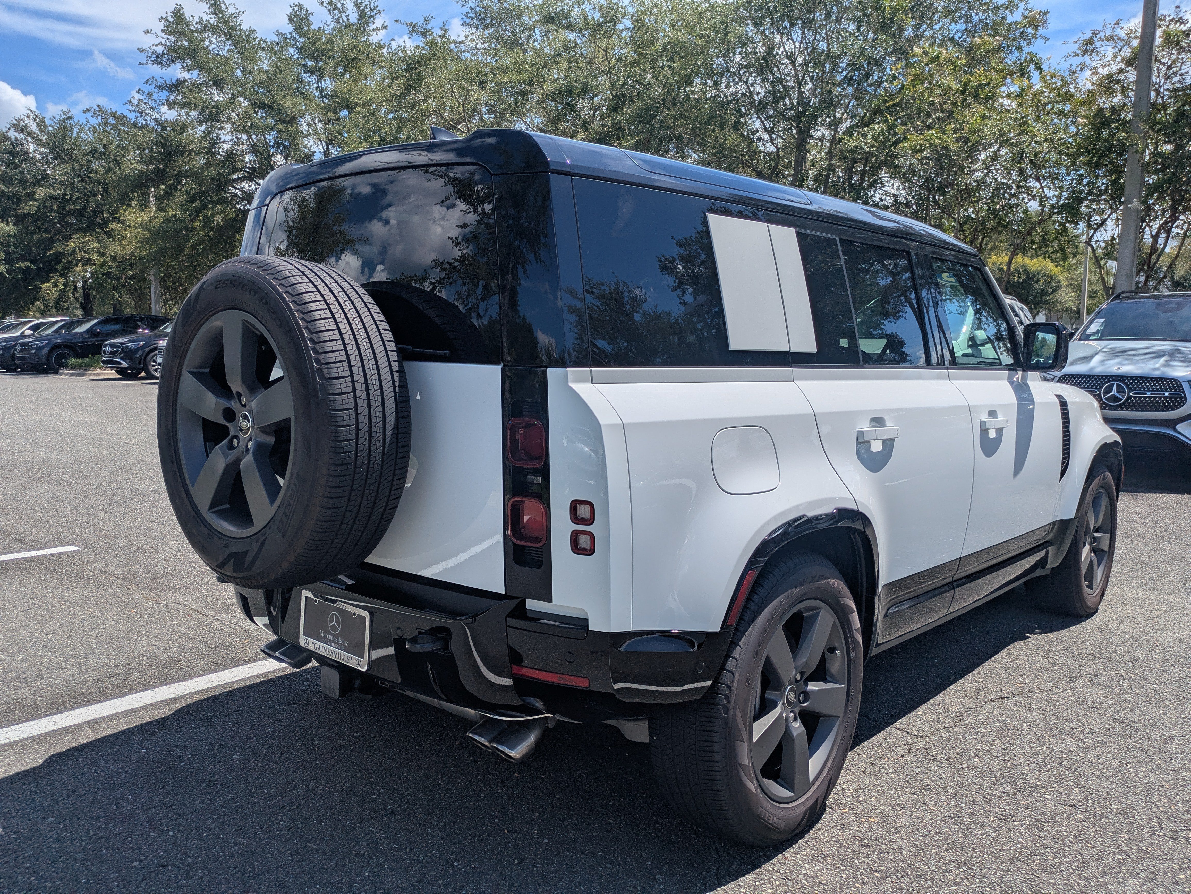 Used 2025 Land Rover Defender 110 X-Dynamic SE AWD/4WD image 3