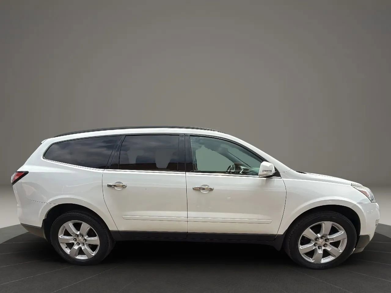 Used 2017 Chevrolet Traverse LT w/ Style and Technology Package image 4