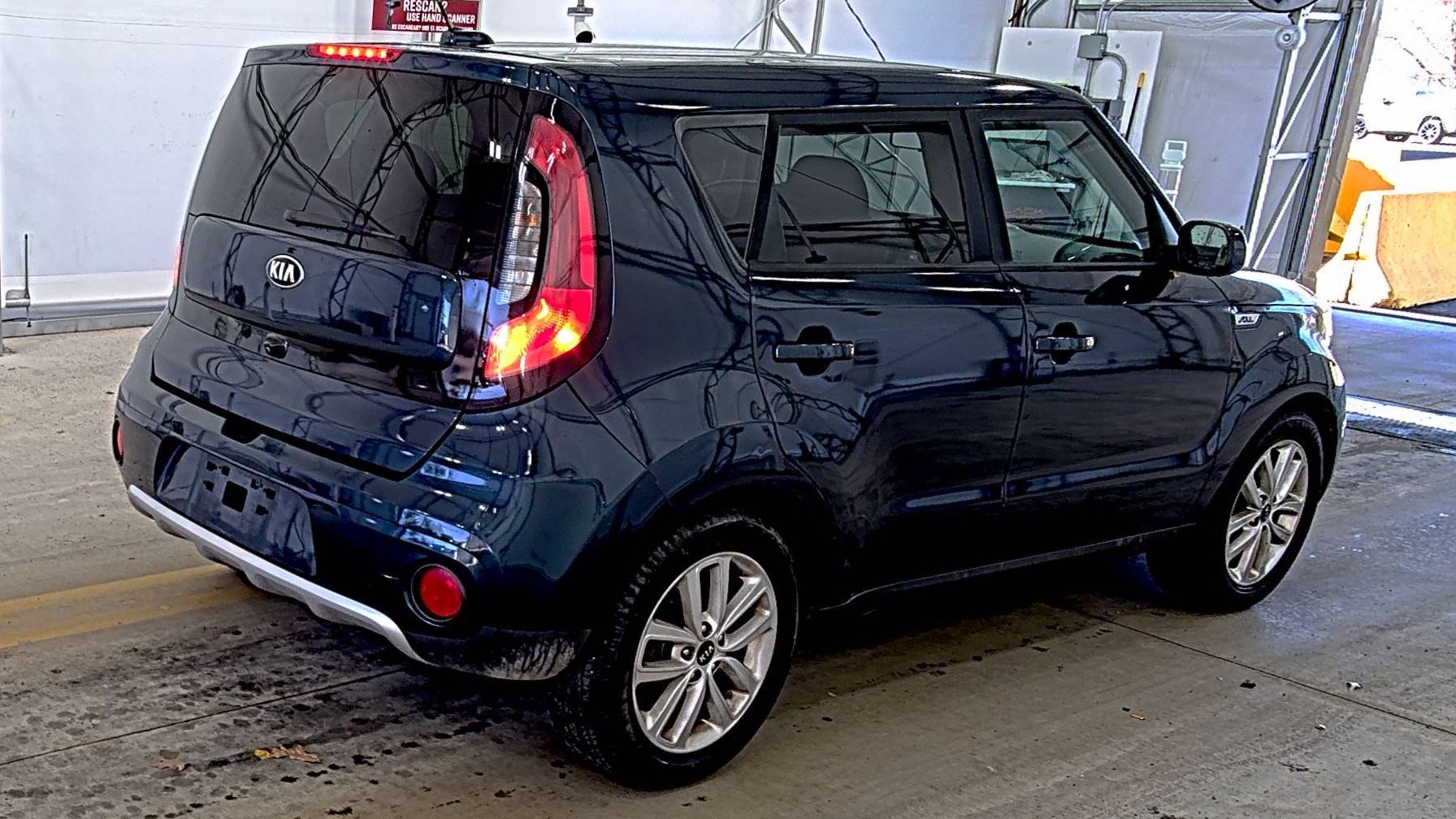 Used 2017 Kia Soul + image 4