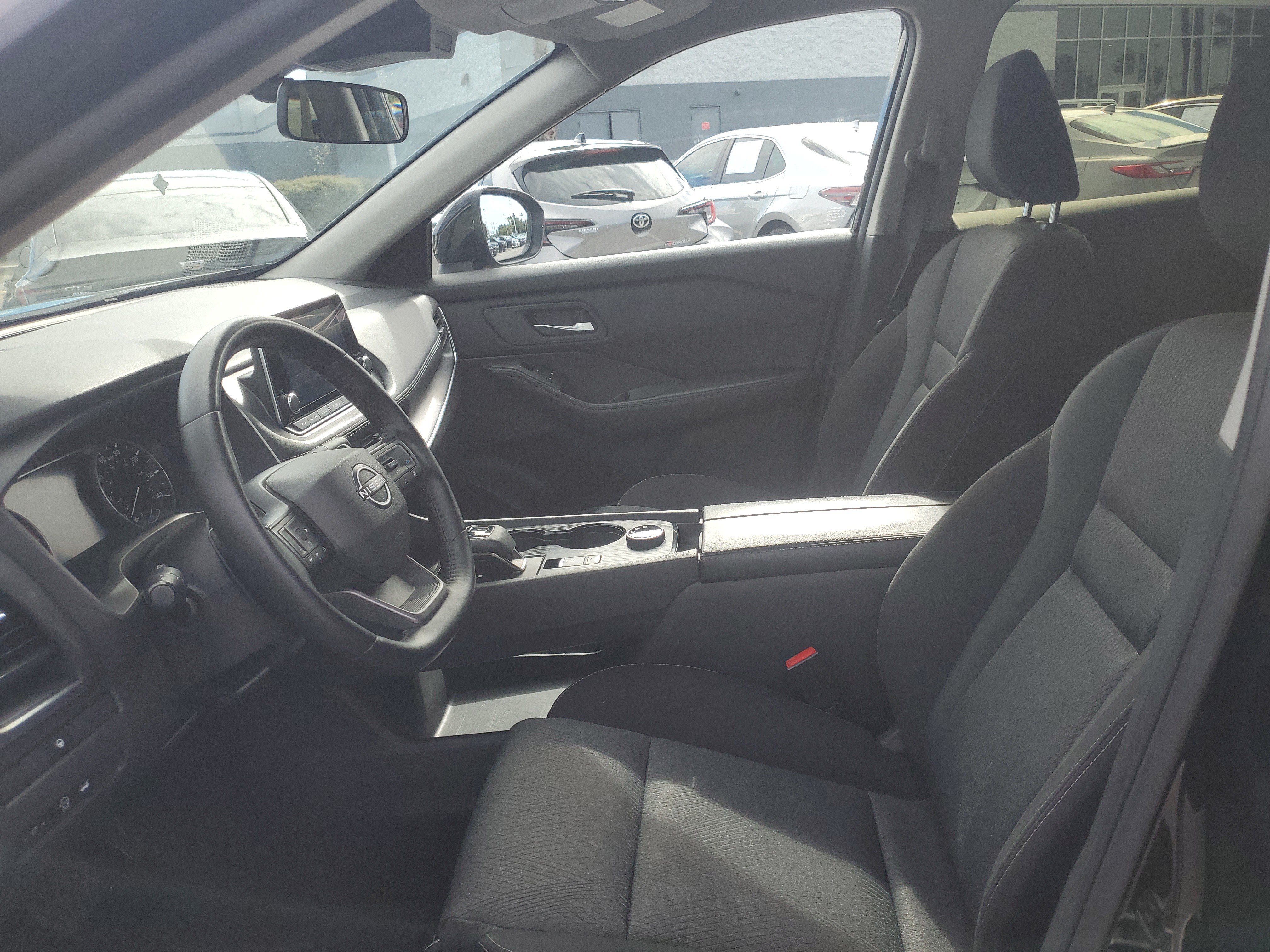 Used 2025 Nissan Rogue SV AWD/4WD image 14