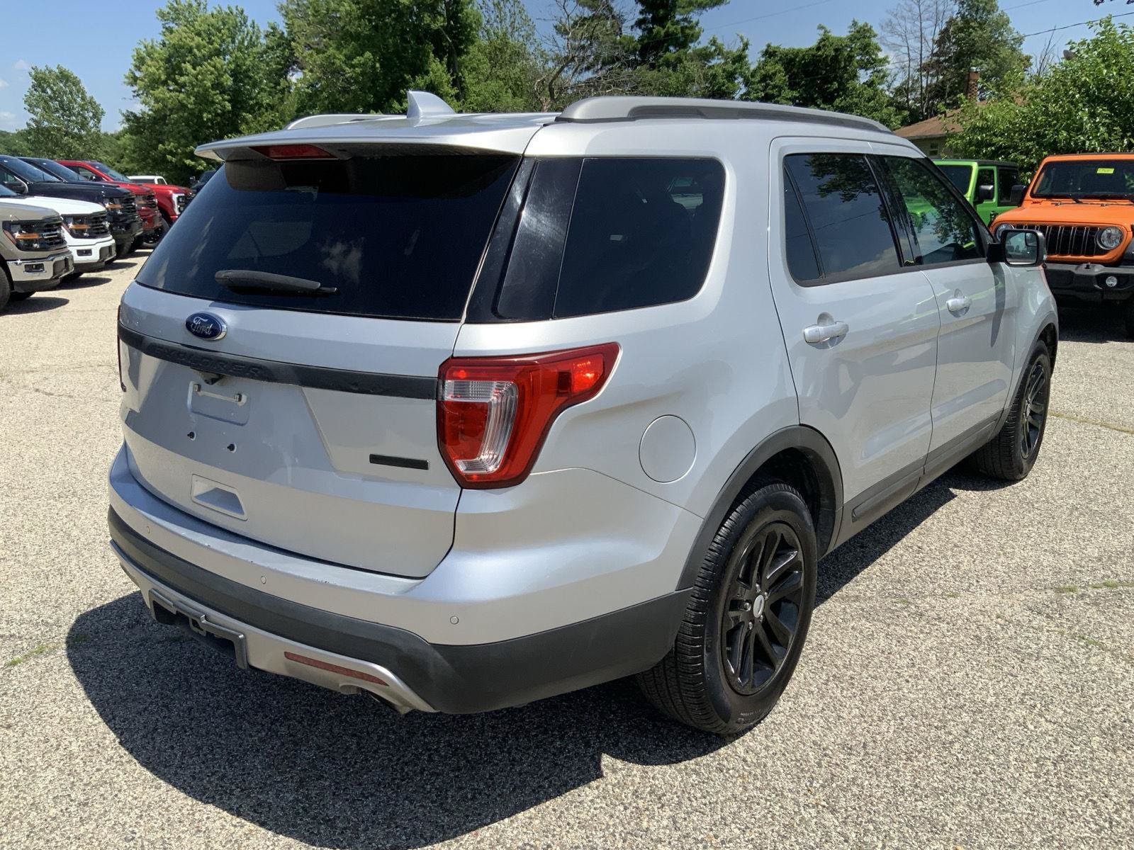 Used 2017 Ford Explorer XLT FWD image 11