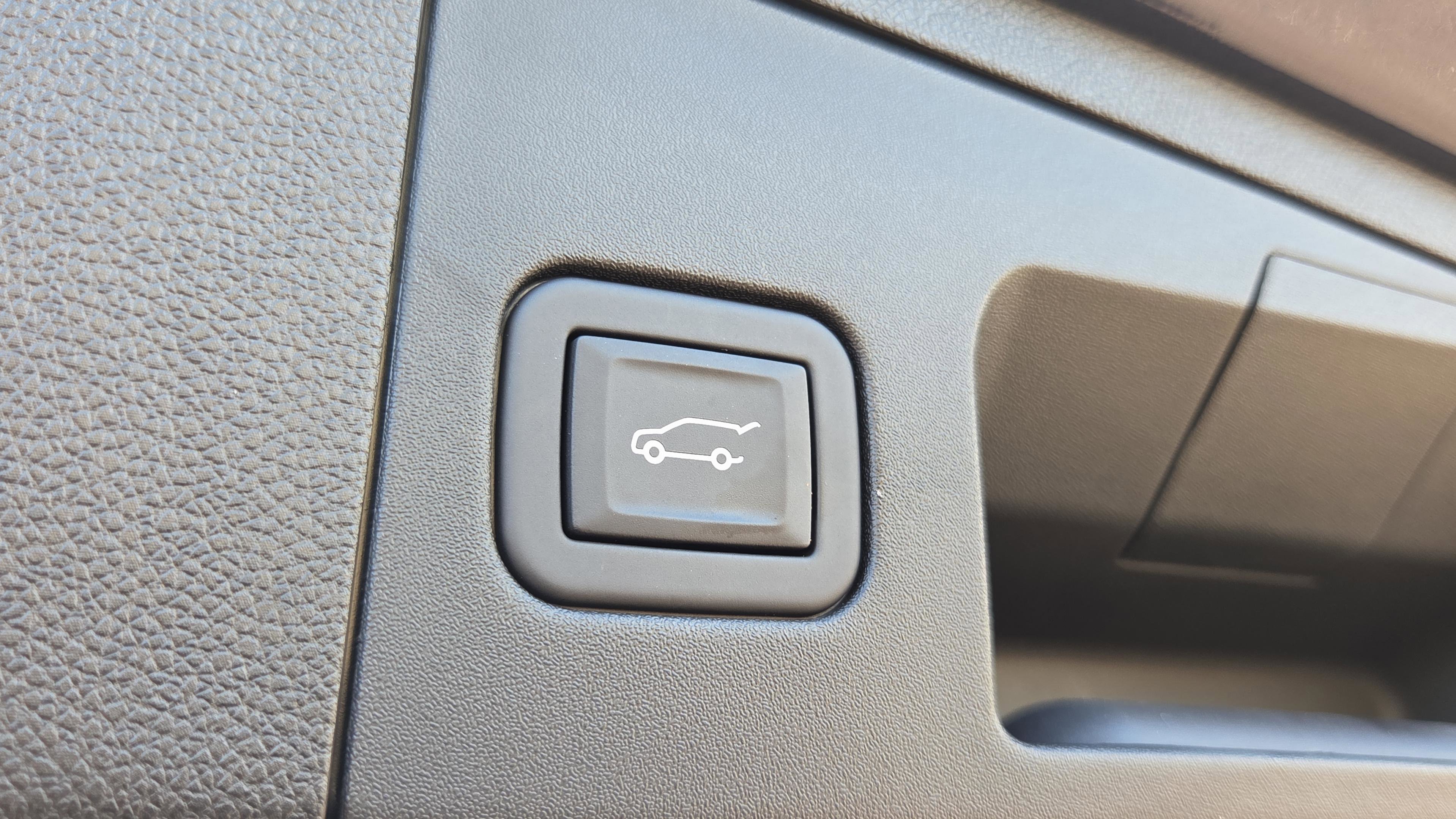 Used 2024 Cadillac XT4 Sport w/ Cold Weather Package image 18