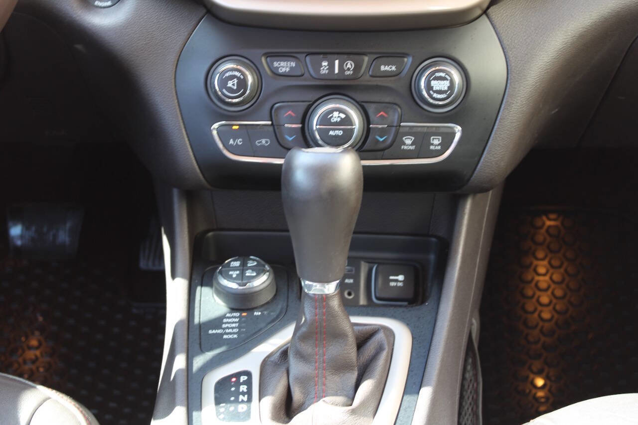 Used 2015 Jeep Cherokee Trailhawk w/ Comfort/Convenience Group image 19