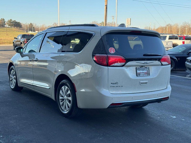Used 2017 Chrysler Pacifica Touring-L image 8