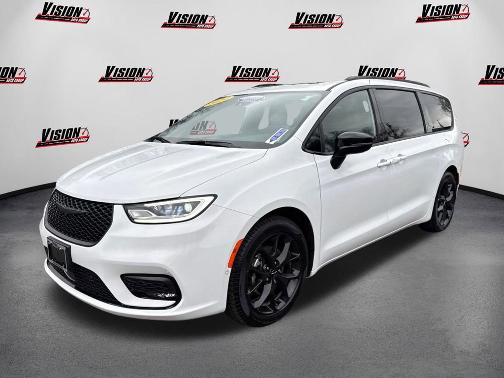 Used 2024 Chrysler Pacifica Limited w/ S Appearance Package image 1