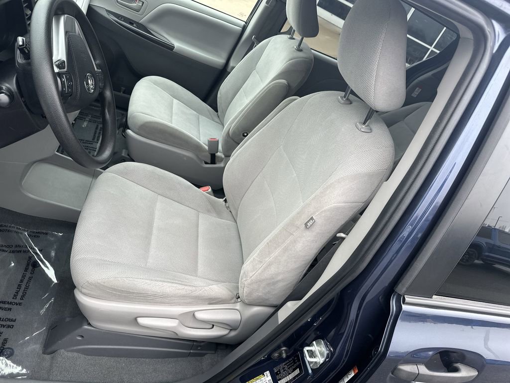 Used 2020 Toyota Sienna L image 13