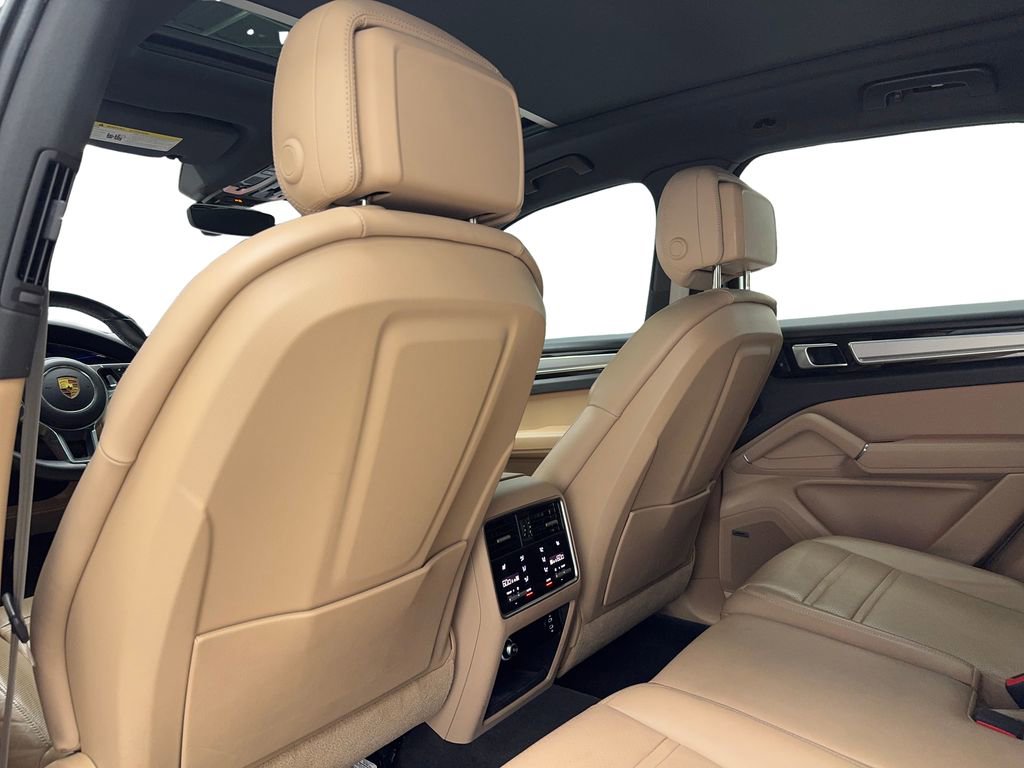 Used 2023 Porsche Cayenne Platinum Edition image 45
