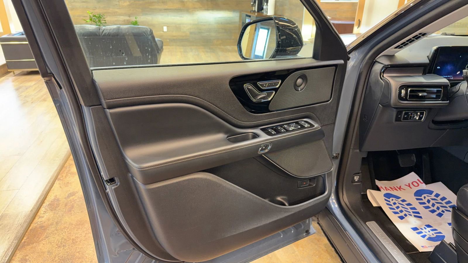 Used 2025 Lincoln Aviator AWD image 9
