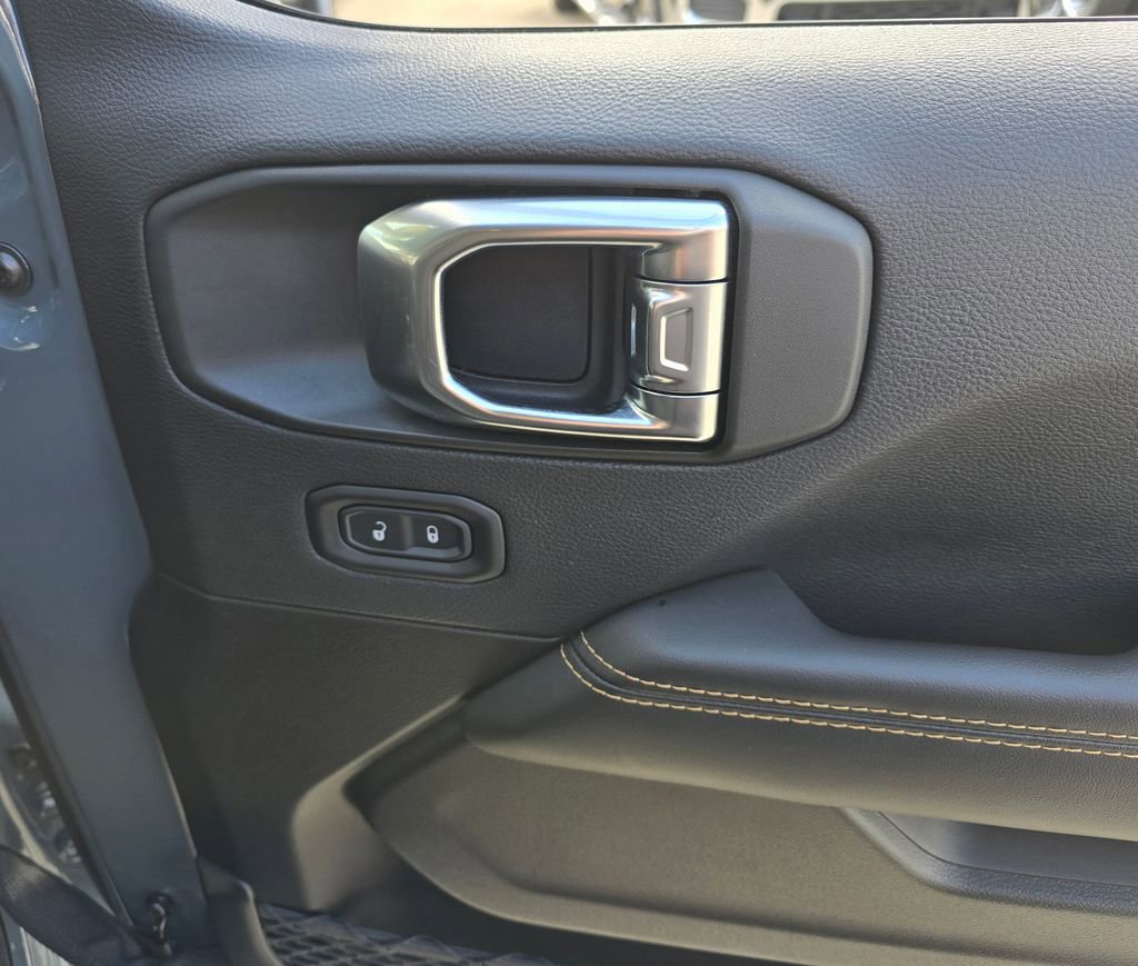 Used 2025 Jeep Wrangler Unlimited Sahara w/ Safety Group image 33