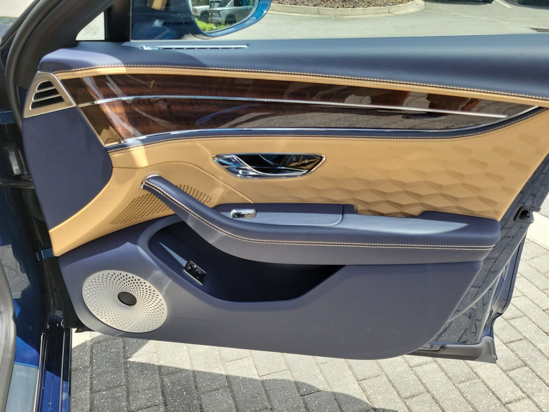 Used 2025 Bentley Flying Spur Plug-In Hybrid AWD/4WD image 25