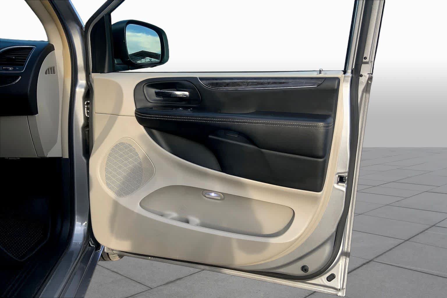 Used 2016 Chrysler Town & Country Touring FWD image 22