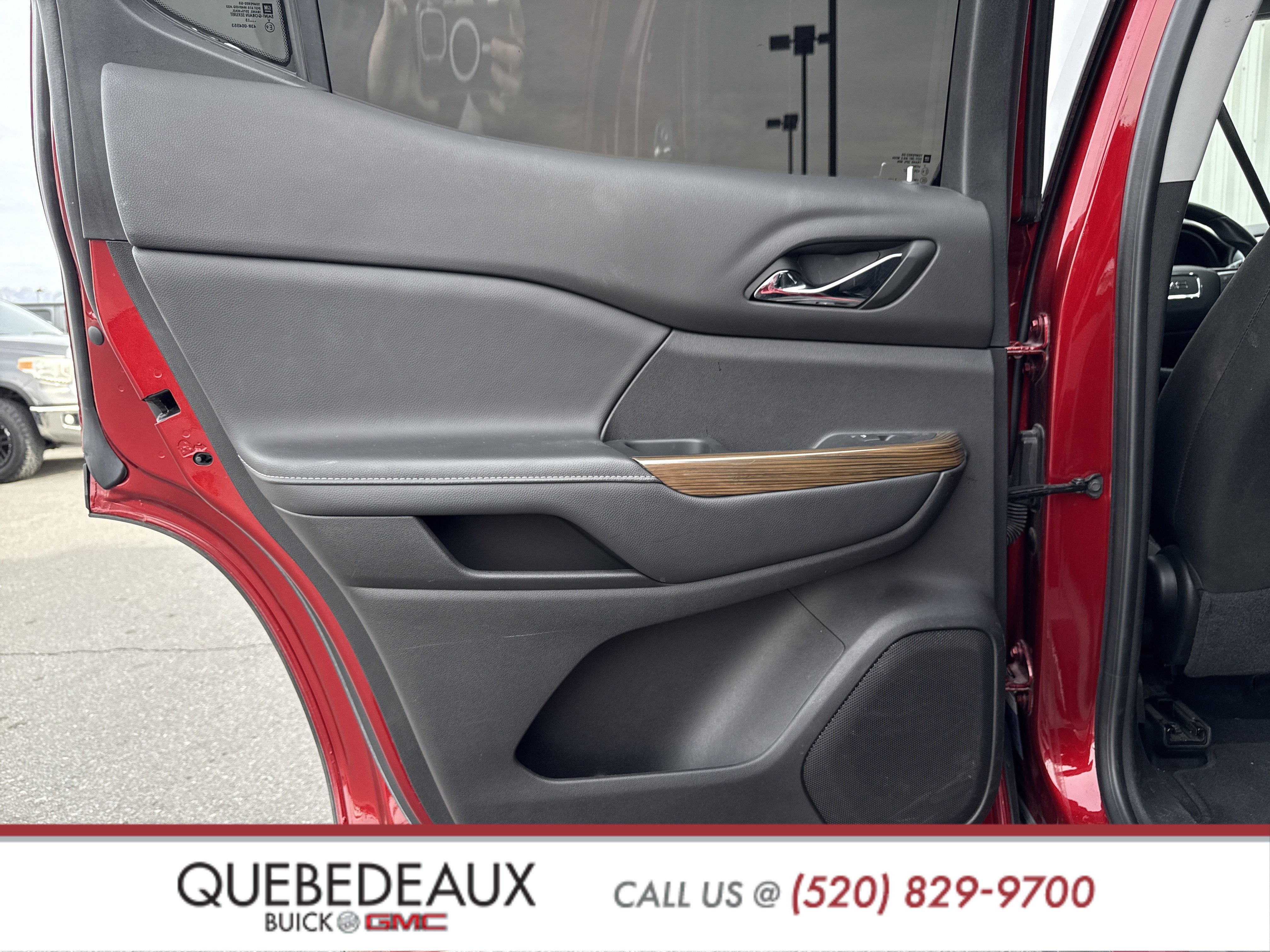 Used 2023 GMC Acadia SLE image 12