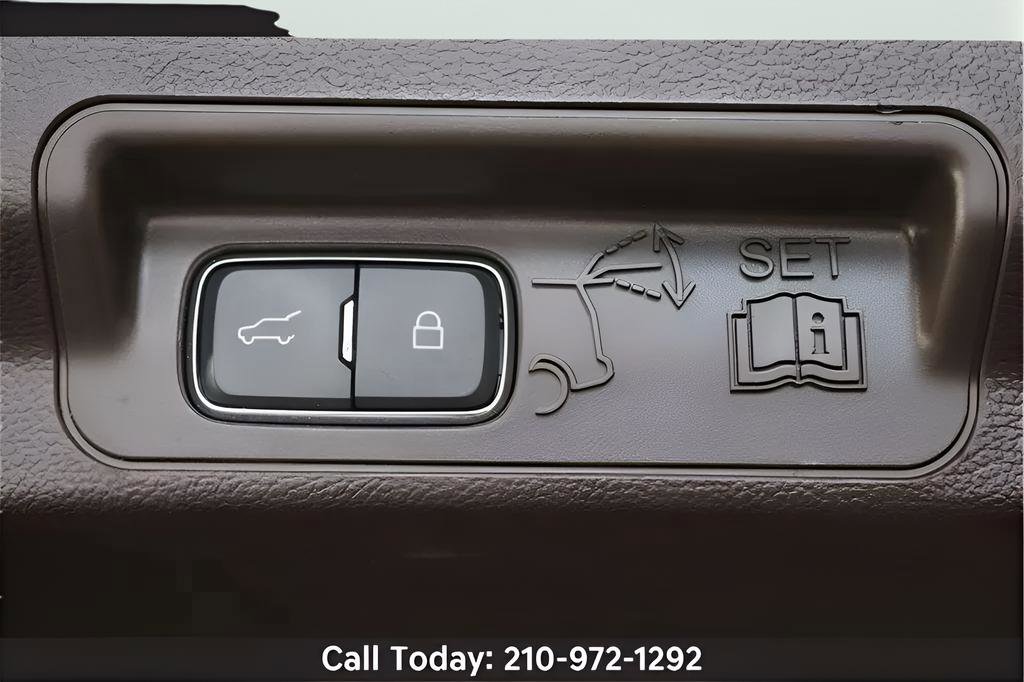 Used 2023 Ford Explorer King Ranch w/ Technology Package RWD image 9