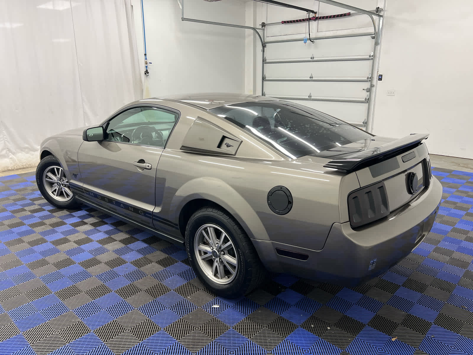 Used 2005 Ford Mustang Deluxe image 9