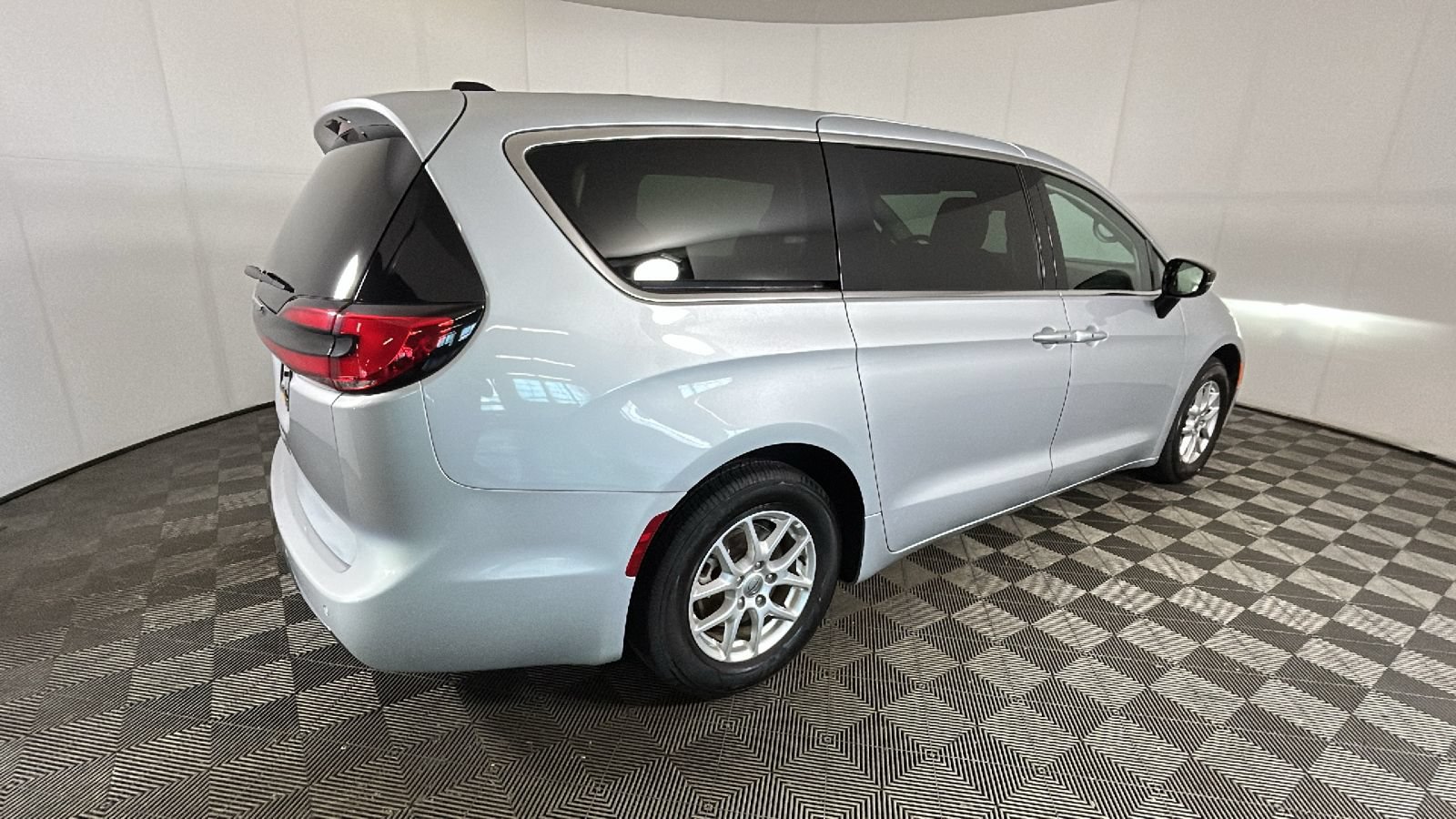 Used 2024 Chrysler Pacifica Touring-L FWD video 3