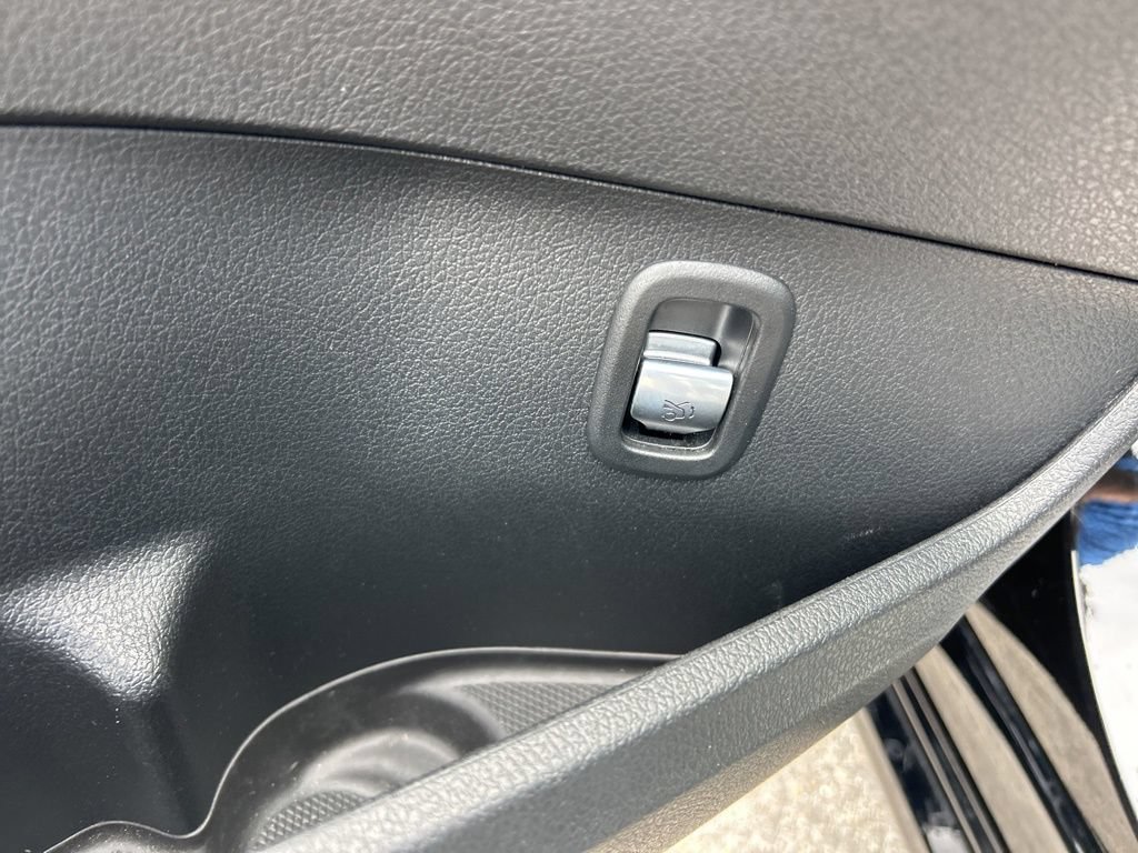 Used 2025 Mercedes-Benz C 300 Sedan image 31