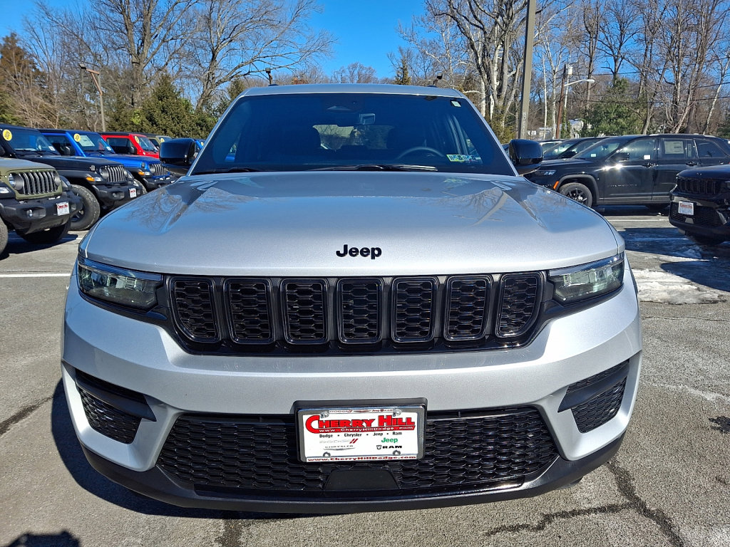 Used 2025 Jeep Grand Cherokee Altitude image 8