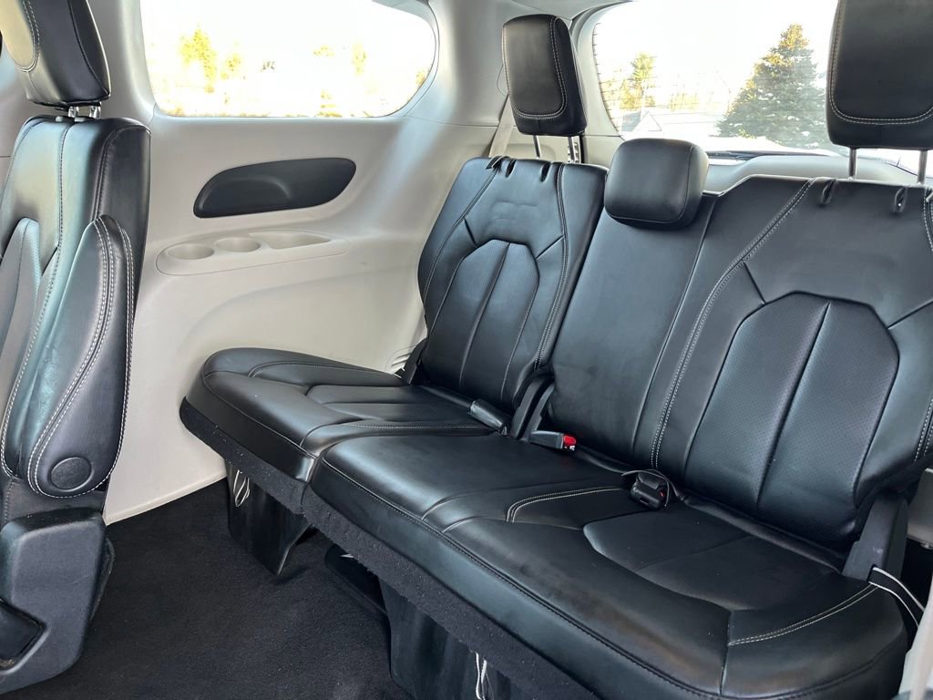Used 2023 Chrysler Pacifica Touring-L image 31