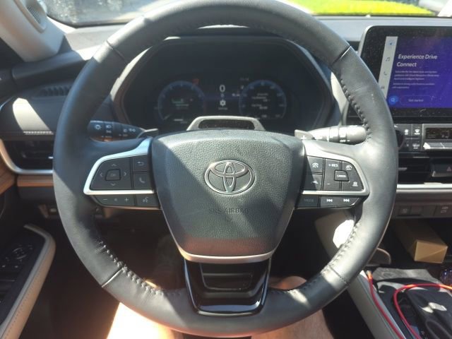 Used 2025 Toyota Grand Highlander AWD image 17