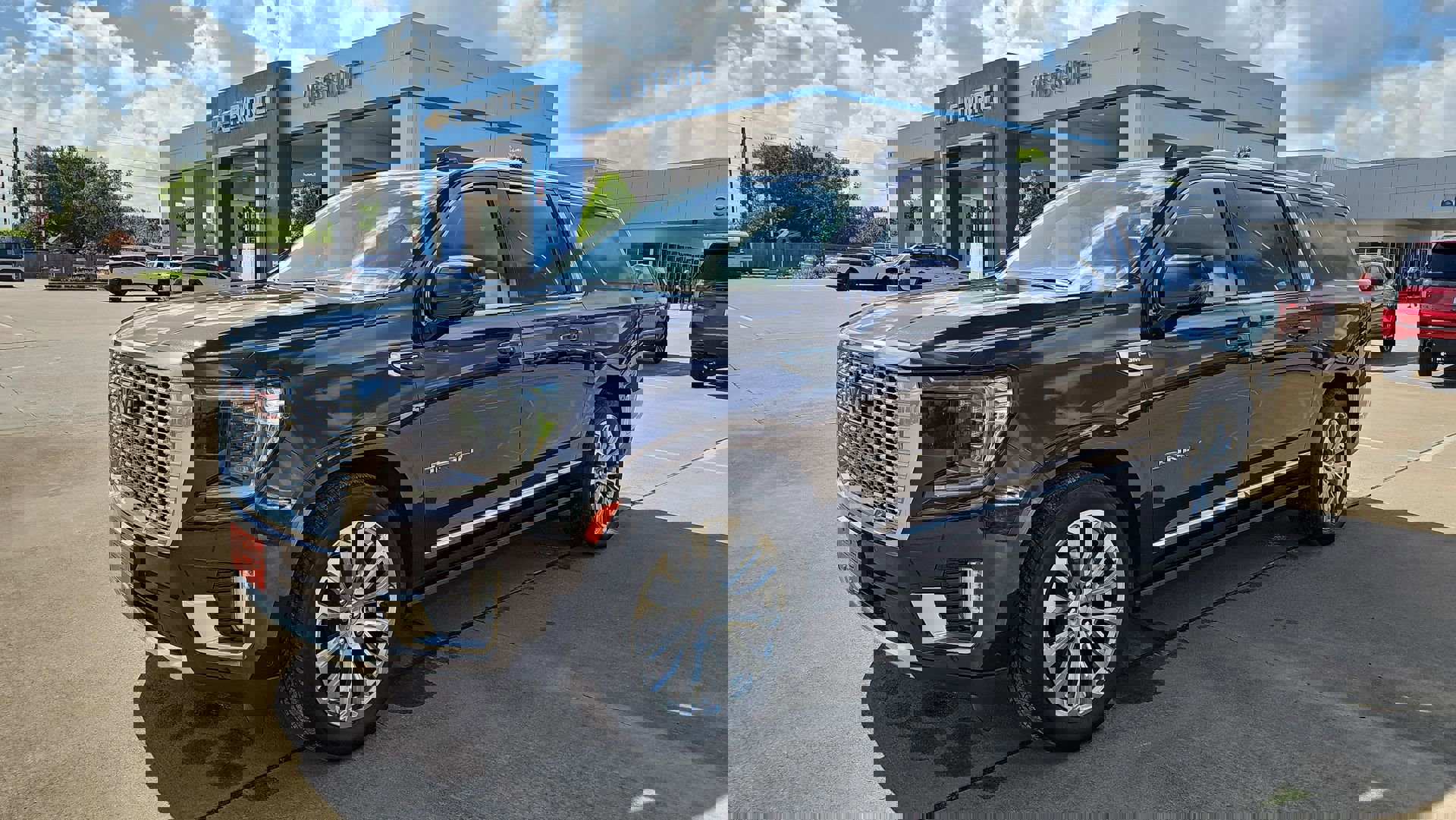 Used 2024 GMC Yukon XL Denali w/ Denali Reserve Package image 10