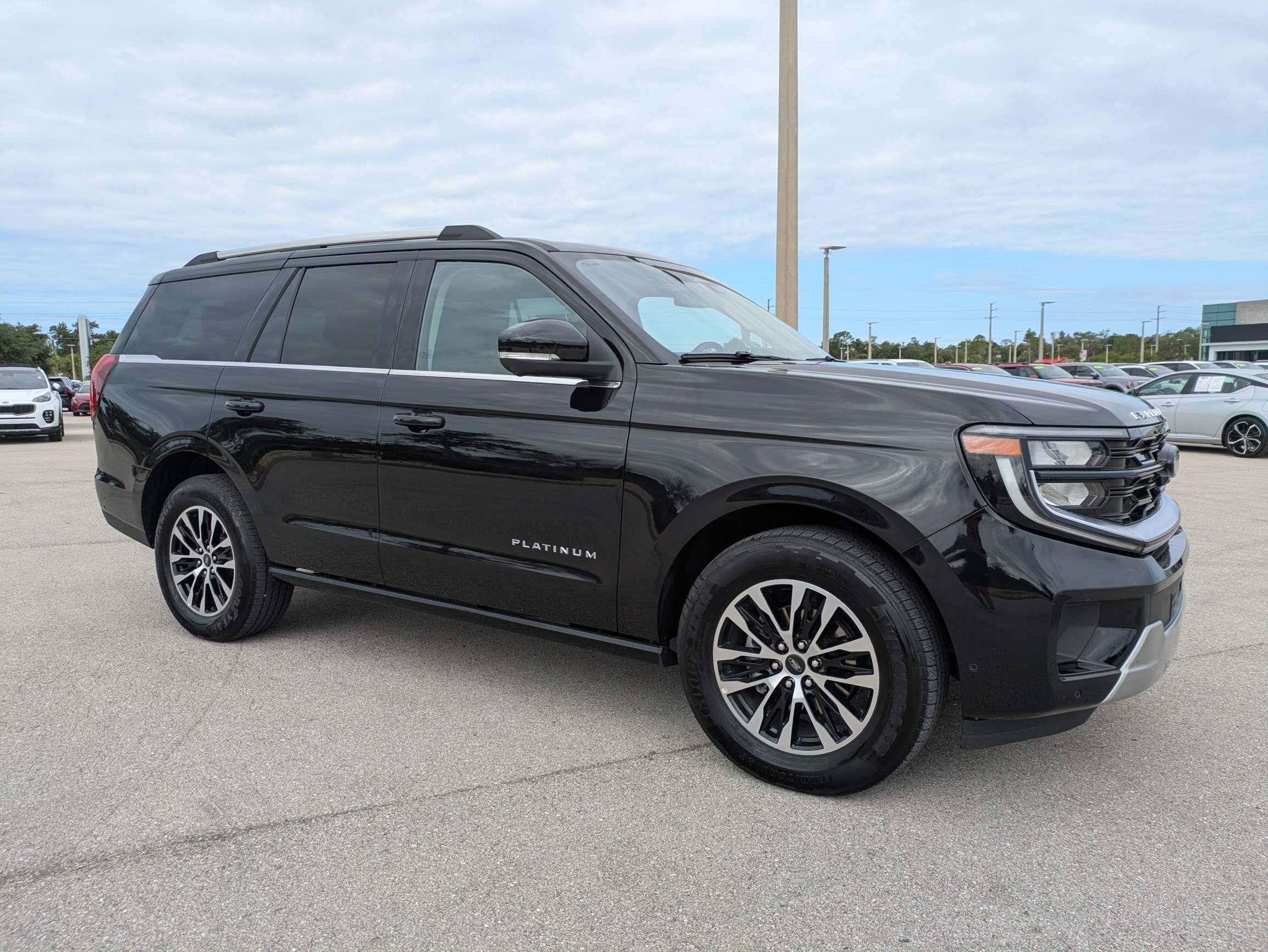 Used 2025 Ford Expedition Platinum AWD/4WD image 2