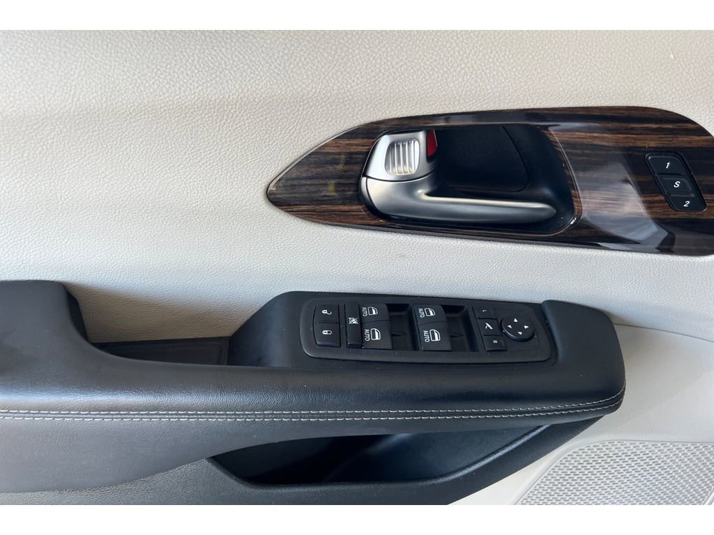 Used 2023 Chrysler Pacifica Limited image 13