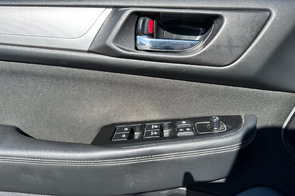 Used 2018 Subaru Outback 2.5i Premium AWD/4WD image 16