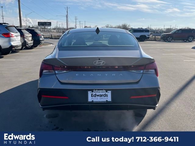 New 2025 Hyundai Elantra SE image 6