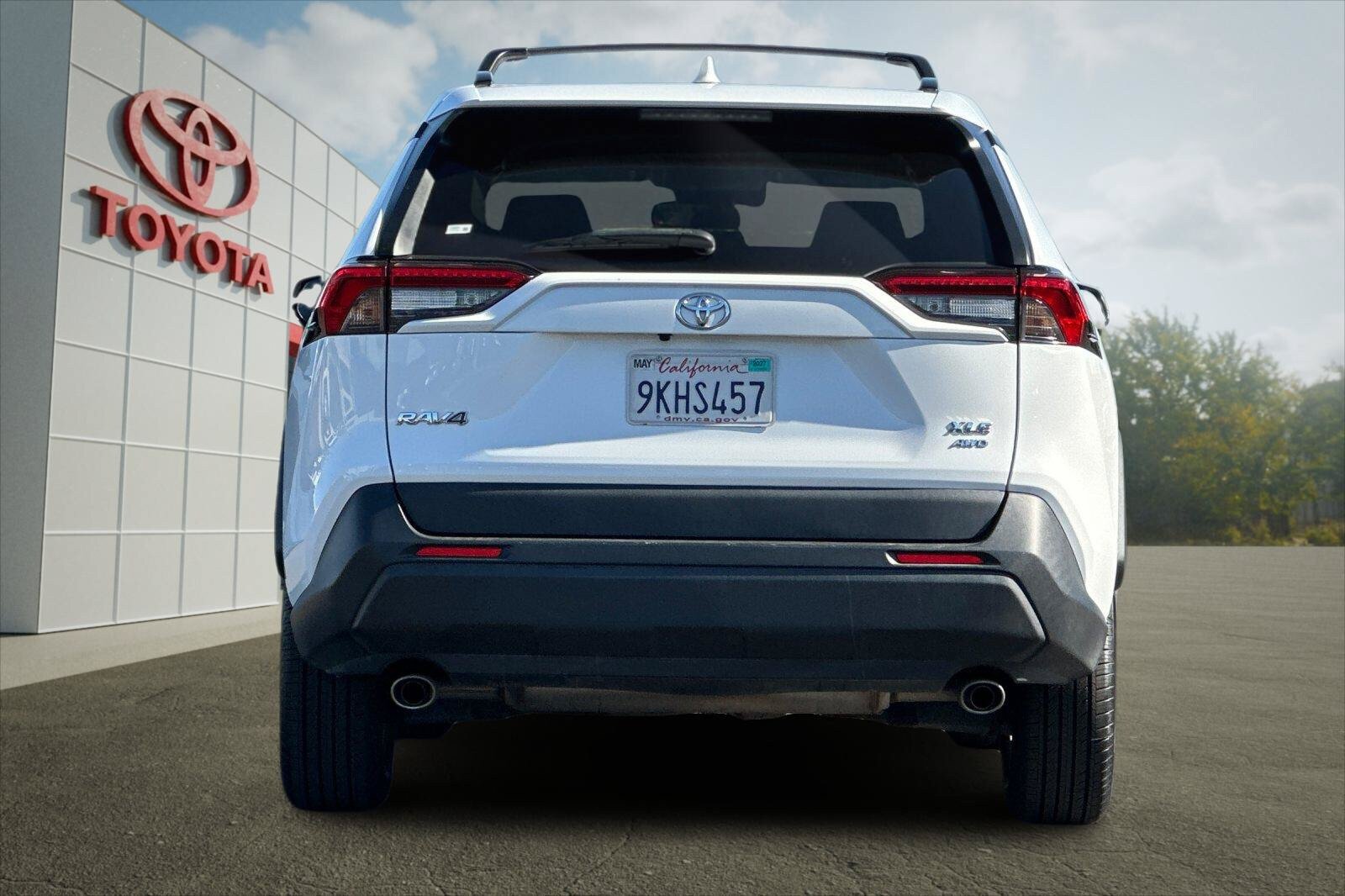 Certified 2021 Toyota RAV4 XLE w/ XLE Grade Weather Package AWD/4WD image 4