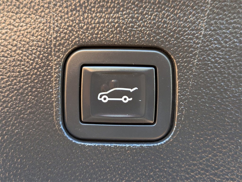 Used 2019 Buick Enclave Essence image 12