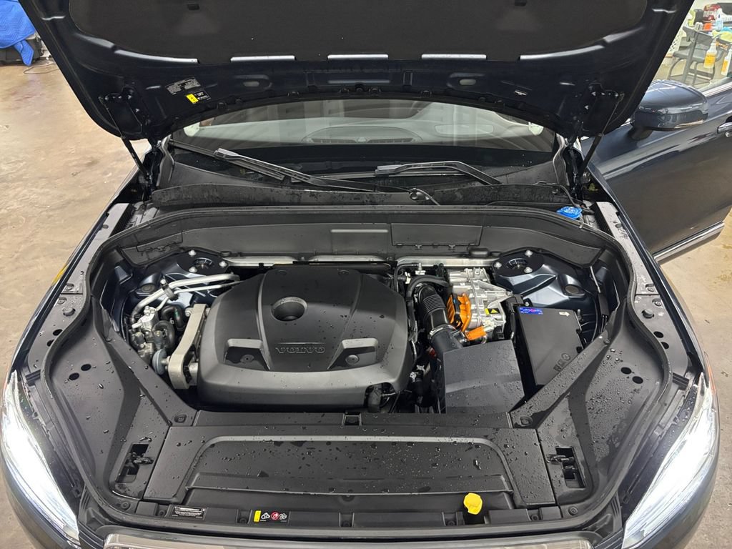 Certified 2025 Volvo XC90 T8 Plus w/ Protection Package Premier AWD/4WD image 9