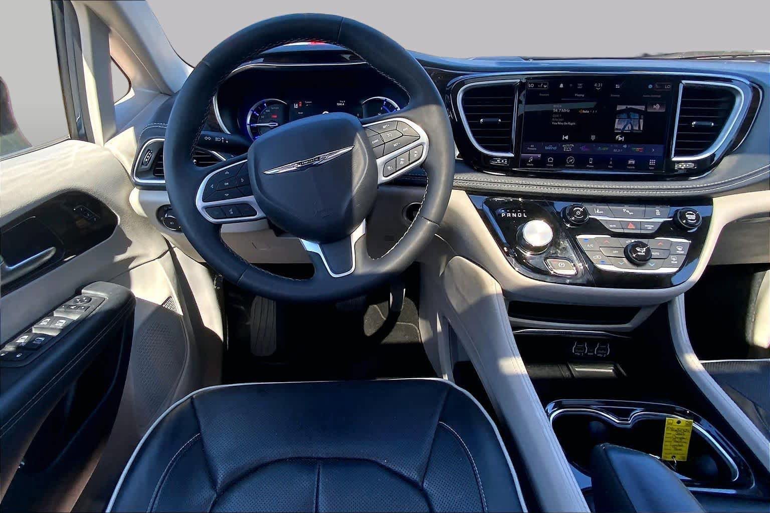 Used 2023 Chrysler Pacifica Limited FWD image 6