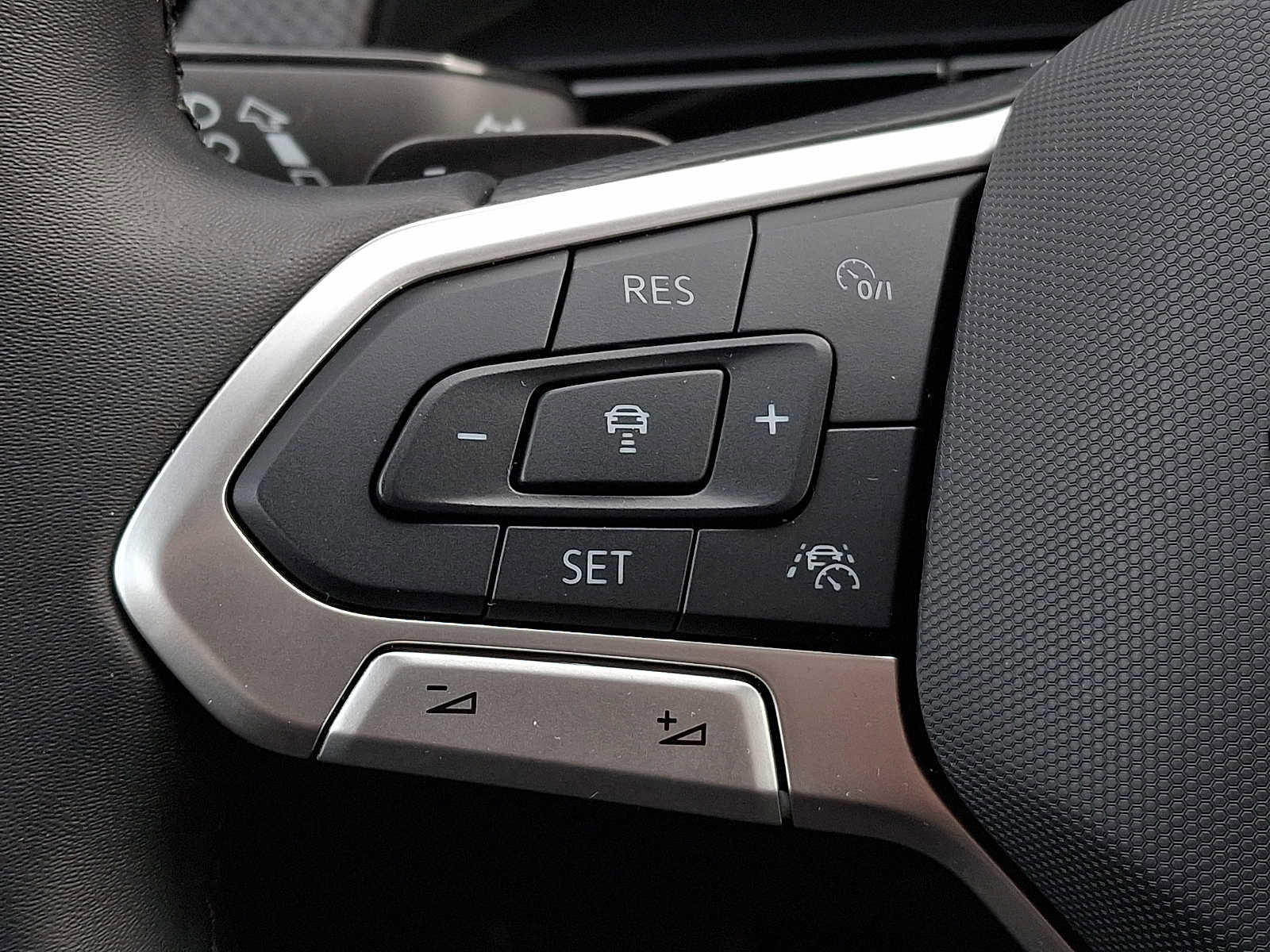 Used 2025 Volkswagen Atlas Peak Edition SE AWD/4WD image 18