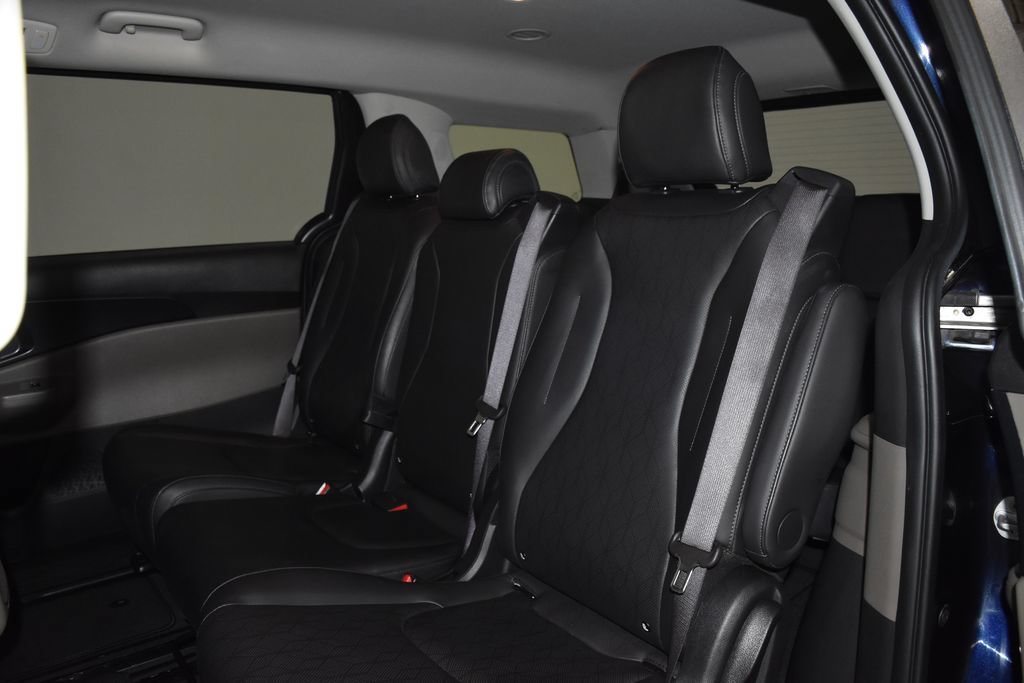 Used 2025 Kia Carnival FWD image 30