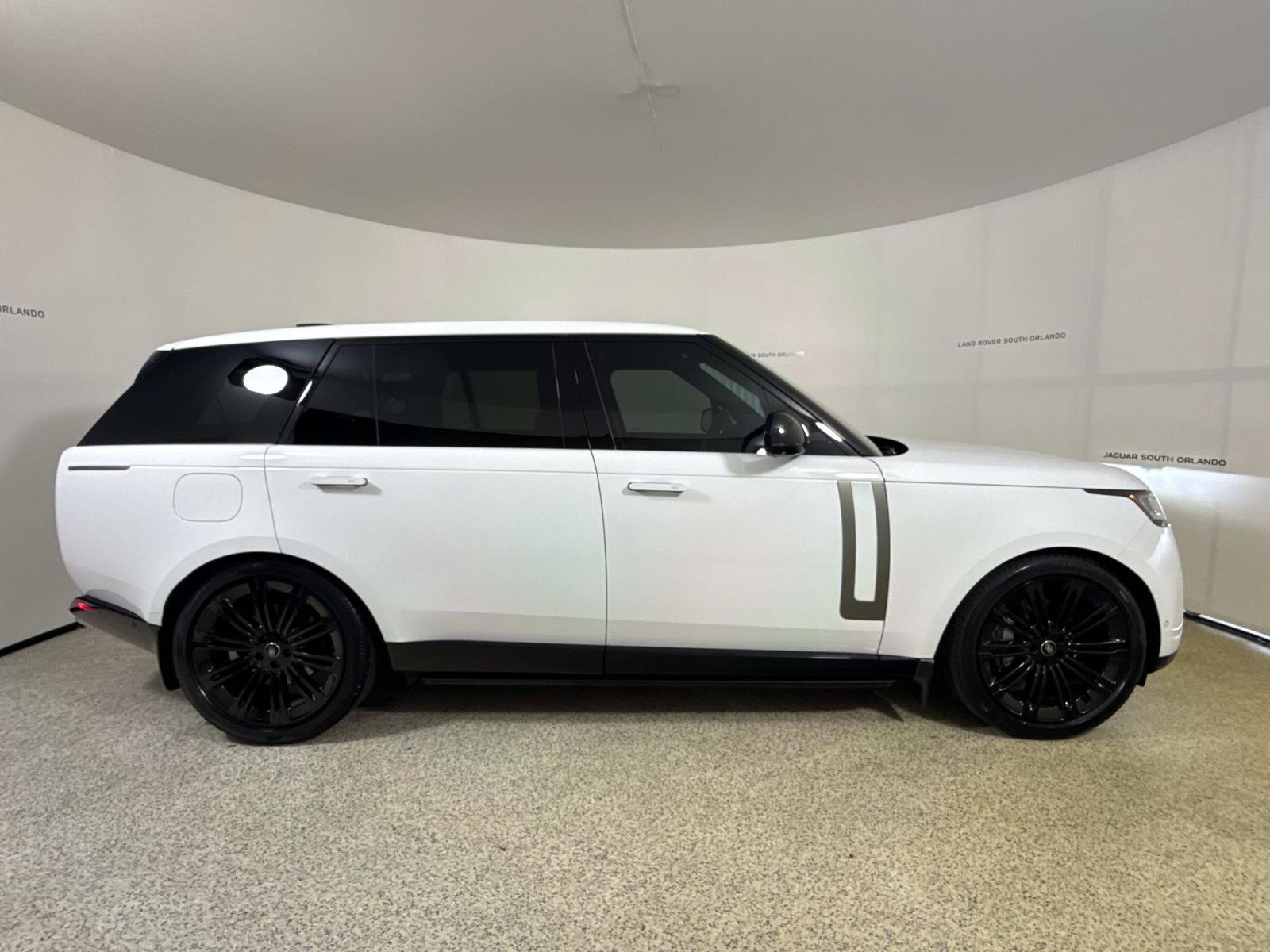 Used 2025 Land Rover Range Rover Long Wheelbase SE AWD/4WD image 6