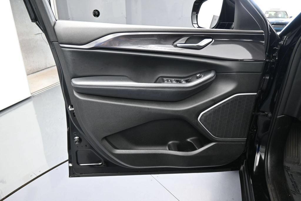 Used 2022 Jeep Grand Cherokee L Laredo RWD image 14