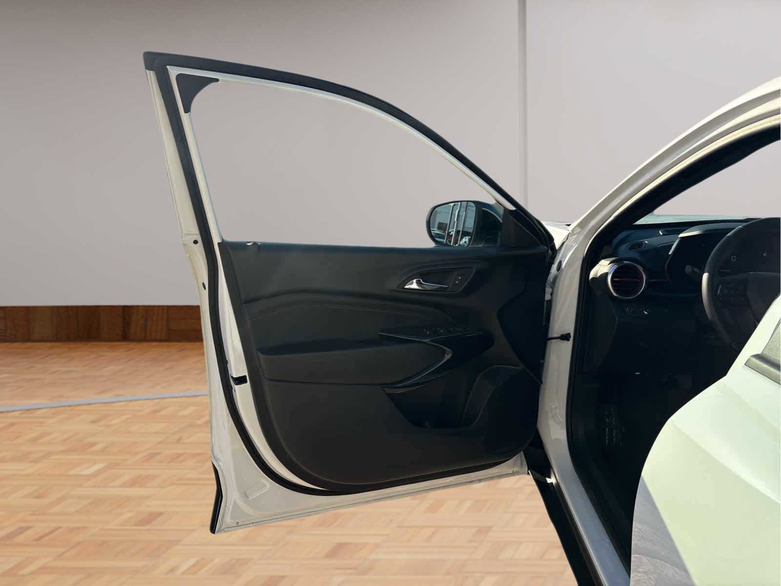 Used 2025 Chevrolet Trax RS w/ Sunroof Package image 9