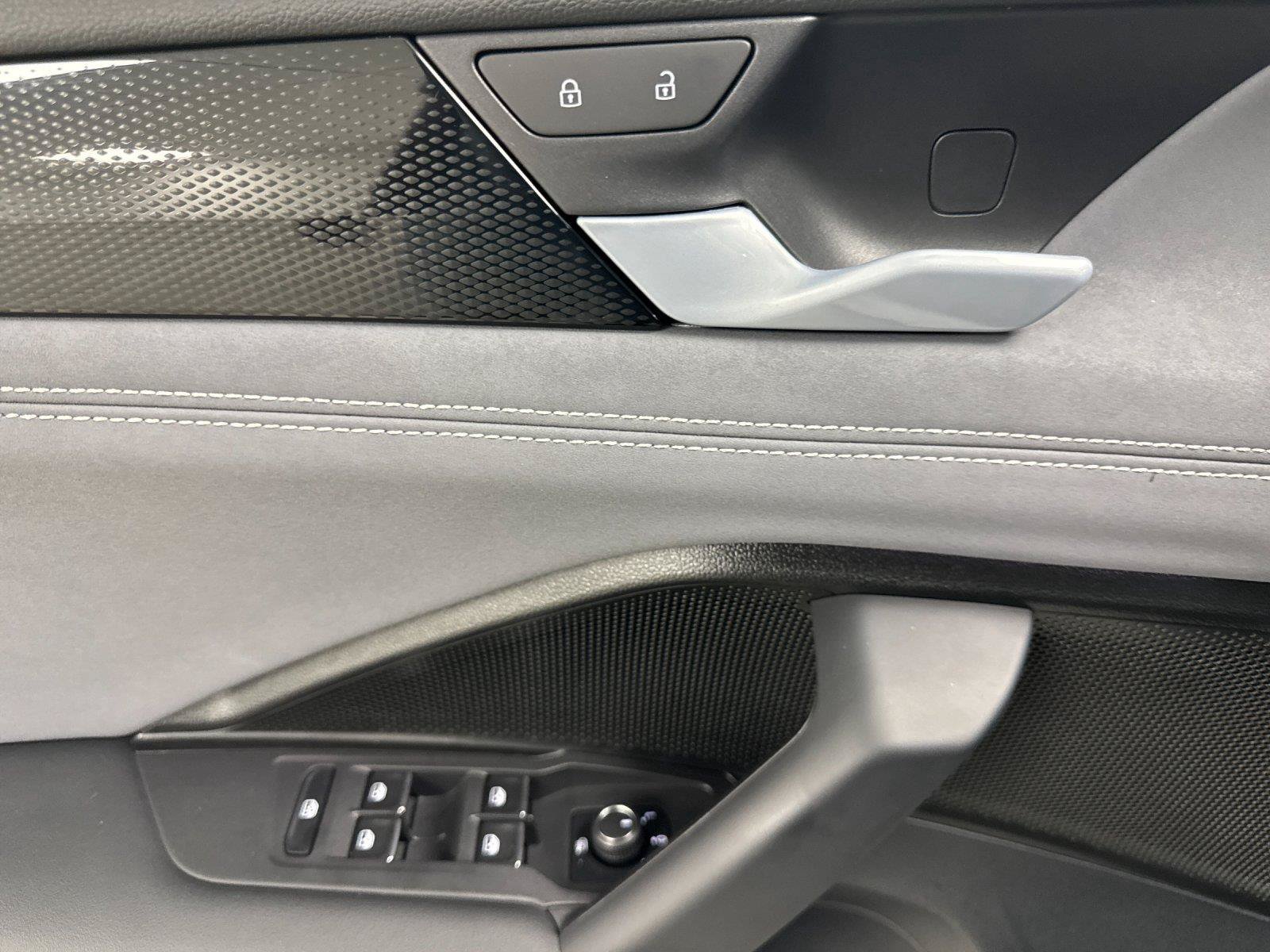 Used 2026 Volkswagen Tiguan SE w/ Panoramic Sunroof Package FWD image 10