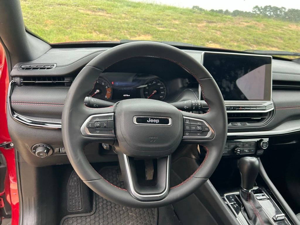 Used 2025 Jeep Compass Trailhawk AWD/4WD image 12