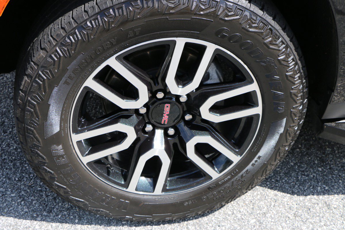 Used 2024 GMC Yukon AT4 w/ Technology Package AWD/4WD image 14